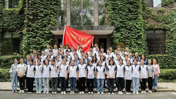 The school implements the "group-style" assistance mechanism for educational talents of the Organization Department of the Central Committee. Photo courtesy of Chongqing Nankai University Middle School